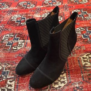 L’Amour does Pieds black booties